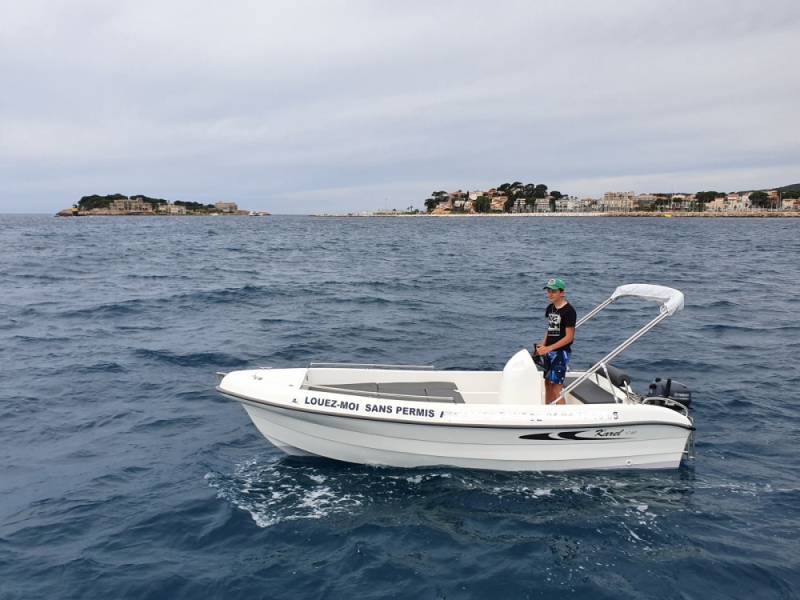 Louer un bateau sans permis près de Saint-Cyr-sur-Mer