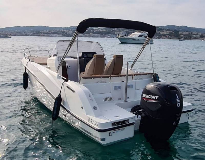 Prix d'une location de bateau avec cabine le week-end à Bandol
