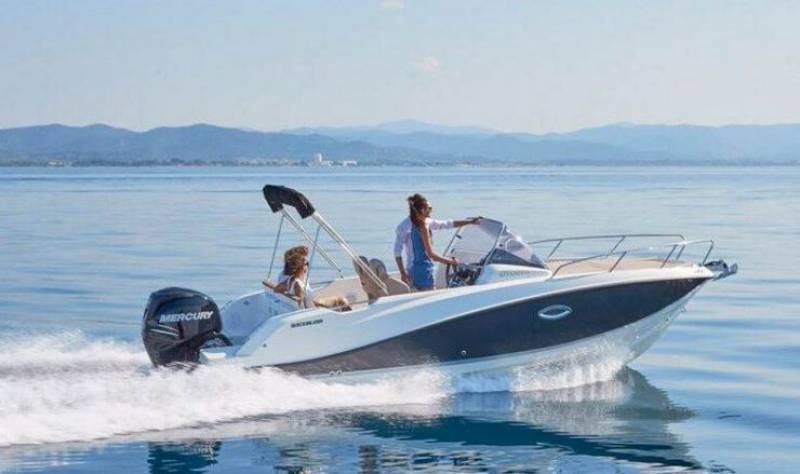 Piloter un bateau à la location Baandol