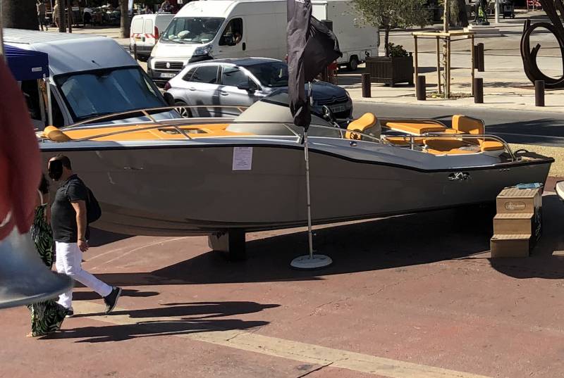 Bateau à moteur hord-bord neuf à vendre dans le Var 