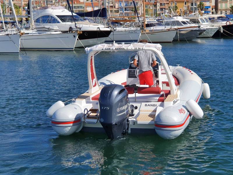 Louer un bateau semi-rigide près de Saint-Cyr-Sur-Mer